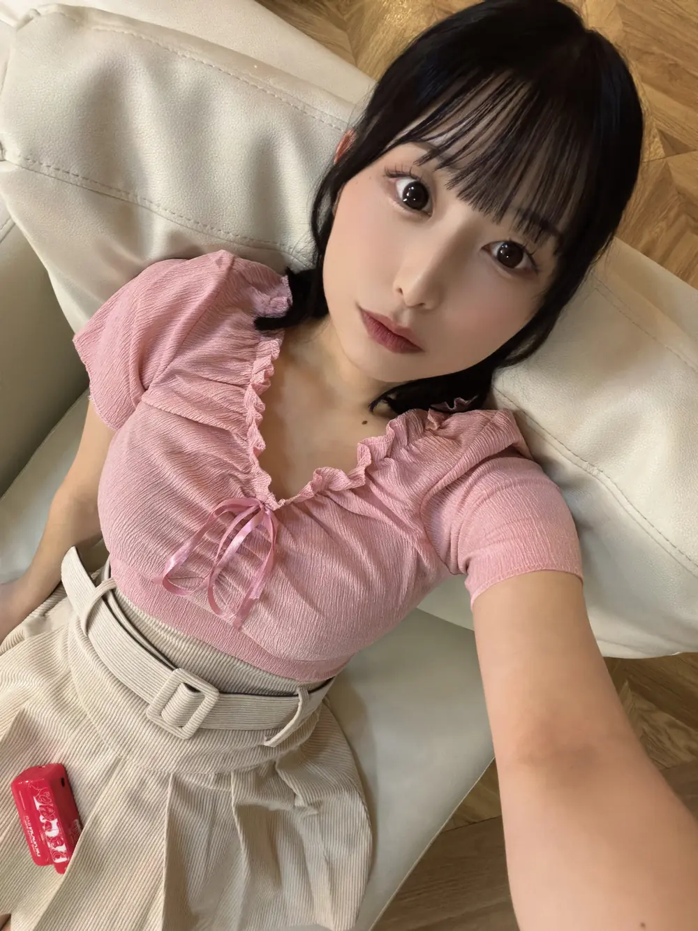 Misono Mizuhara สวมเสื้อสีชมพูและกระโปรงสีอ่อน