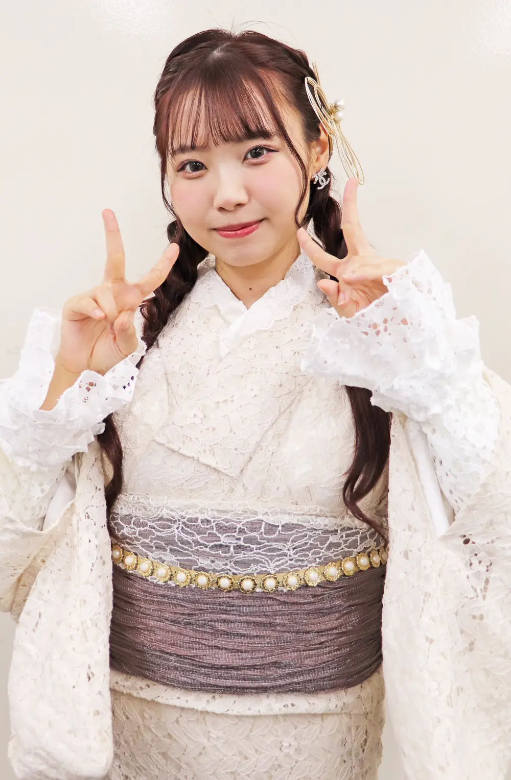 Miyu Kiyohara สวมยูกาตะลูกไม้สีขาวและชูสองนิ้วทั้งสองมือ