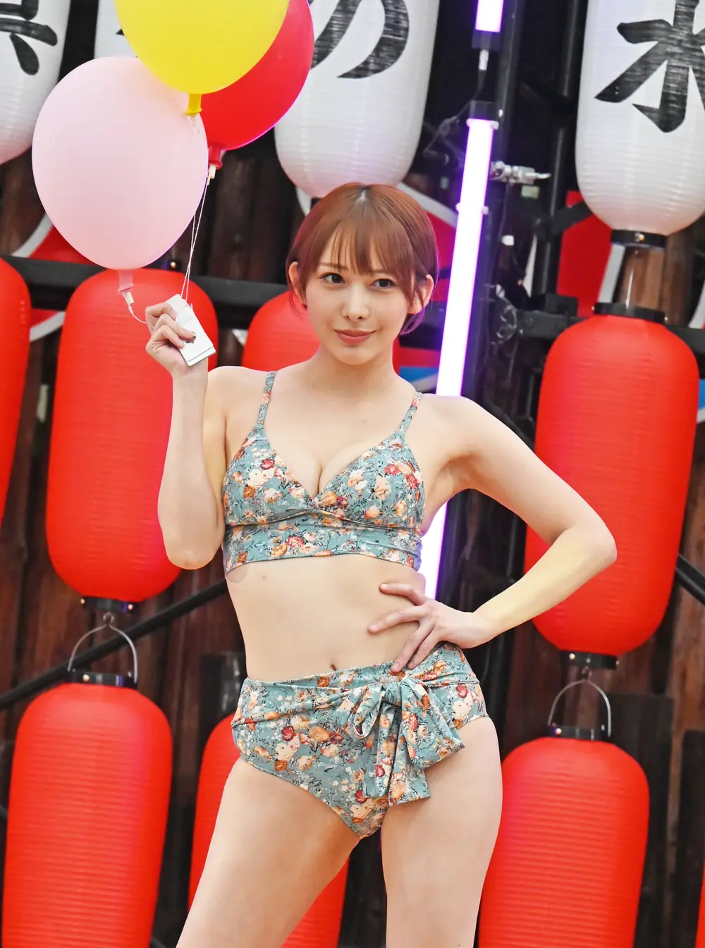 Mizuki Yayoi สวมชุดว่ายน้ำลายดอกไม้ ถือบอลลูนหน้าโคมไฟสีแดง