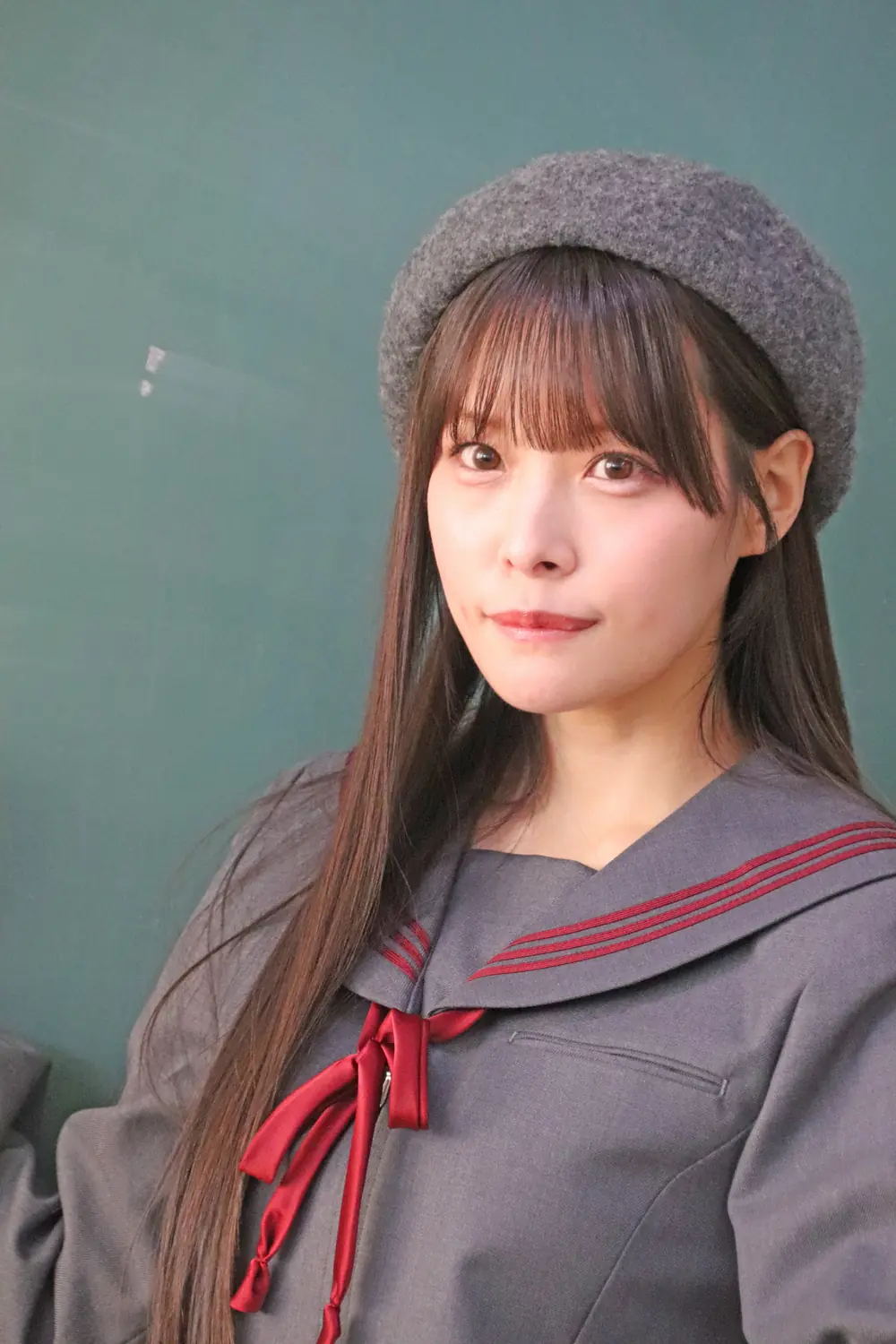 Nana Yagi สวมหมวกเบเรต์และชุดคอสเพลย์สีเทาผูกโบสีแดง