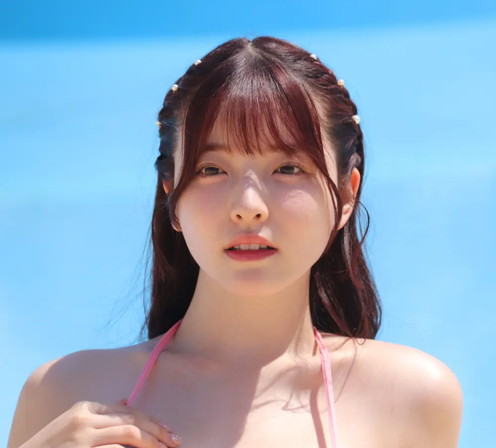 Nao Satsuki สวมชุดว่ายน้ำสีชมพูในภาพระยะใกล้กลางแจ้ง