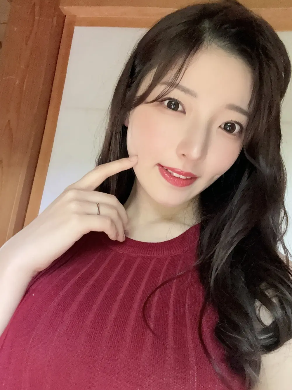 Nao Satsuki สวมเสื้อแขนกุดสีแดงและถ่ายภาพเซลฟี