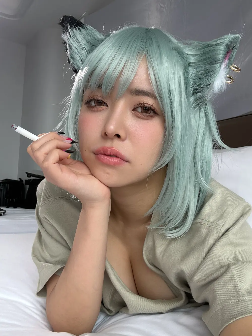 Noa Haruna สวมวิกสีเขียวและชุดคอสเพลย์ถ่ายภาพในห้อง