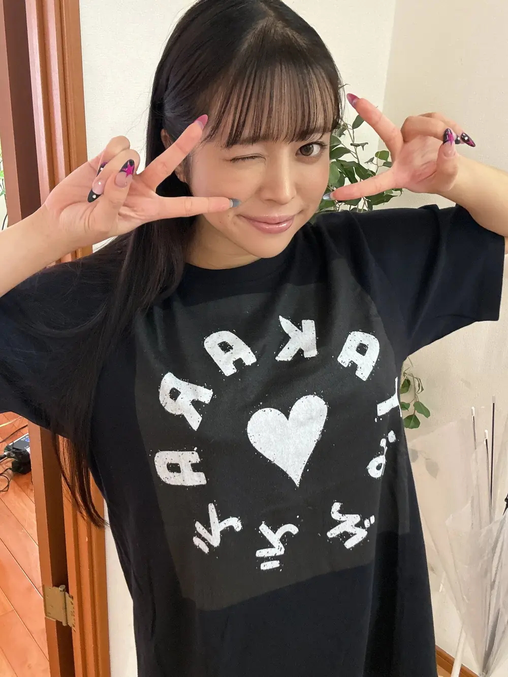 Noa Haruna ระหว่างเยี่ยมชมสถานที่ทำงานผลิตรายการ