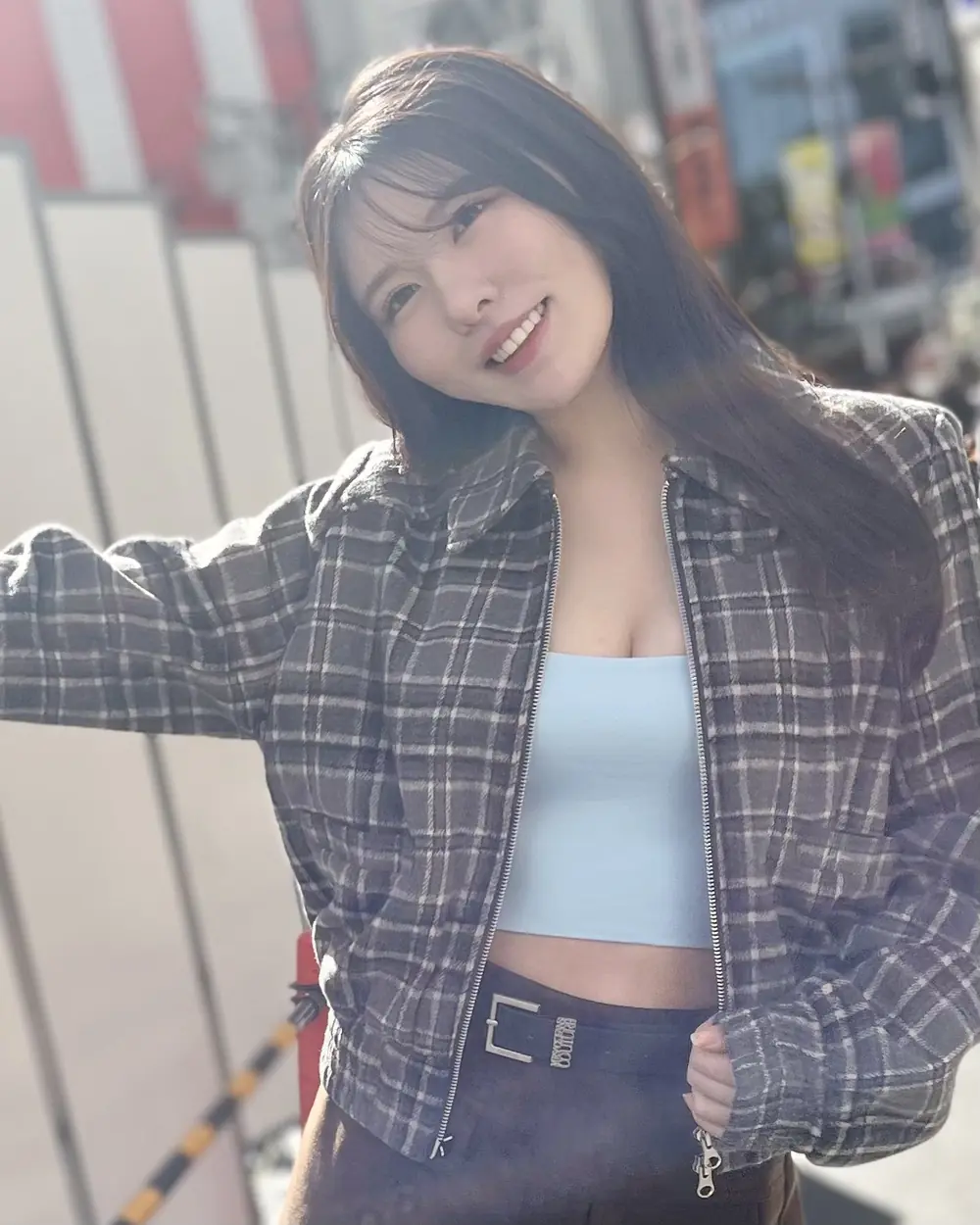 Rei Kuroshima สวมเสื้อคลุมลายตารางและเสื้อสีฟ้าในลุคแฟชั่น