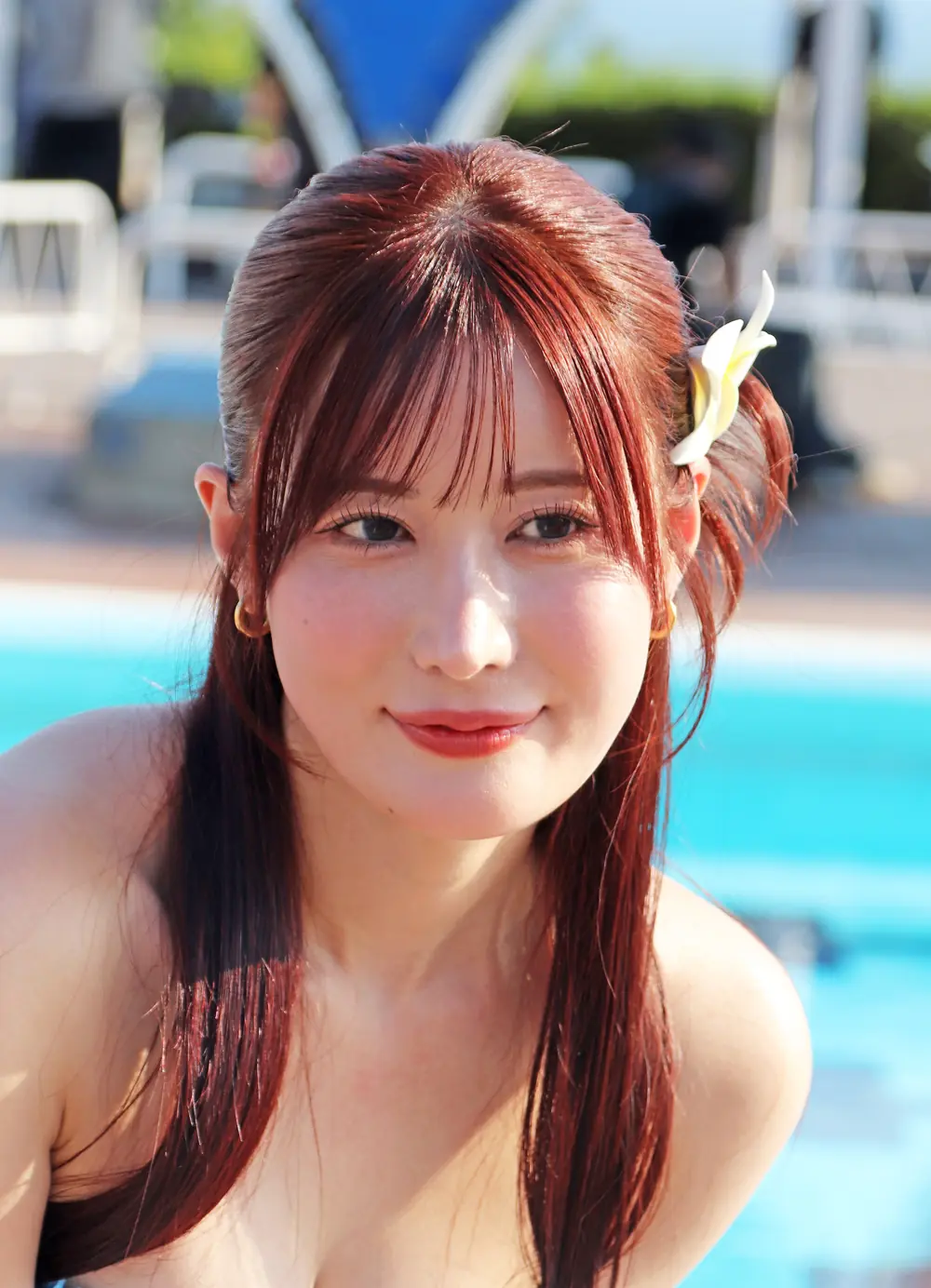 Riho Fujimori มองกล้องในบรรยากาศริมสระ