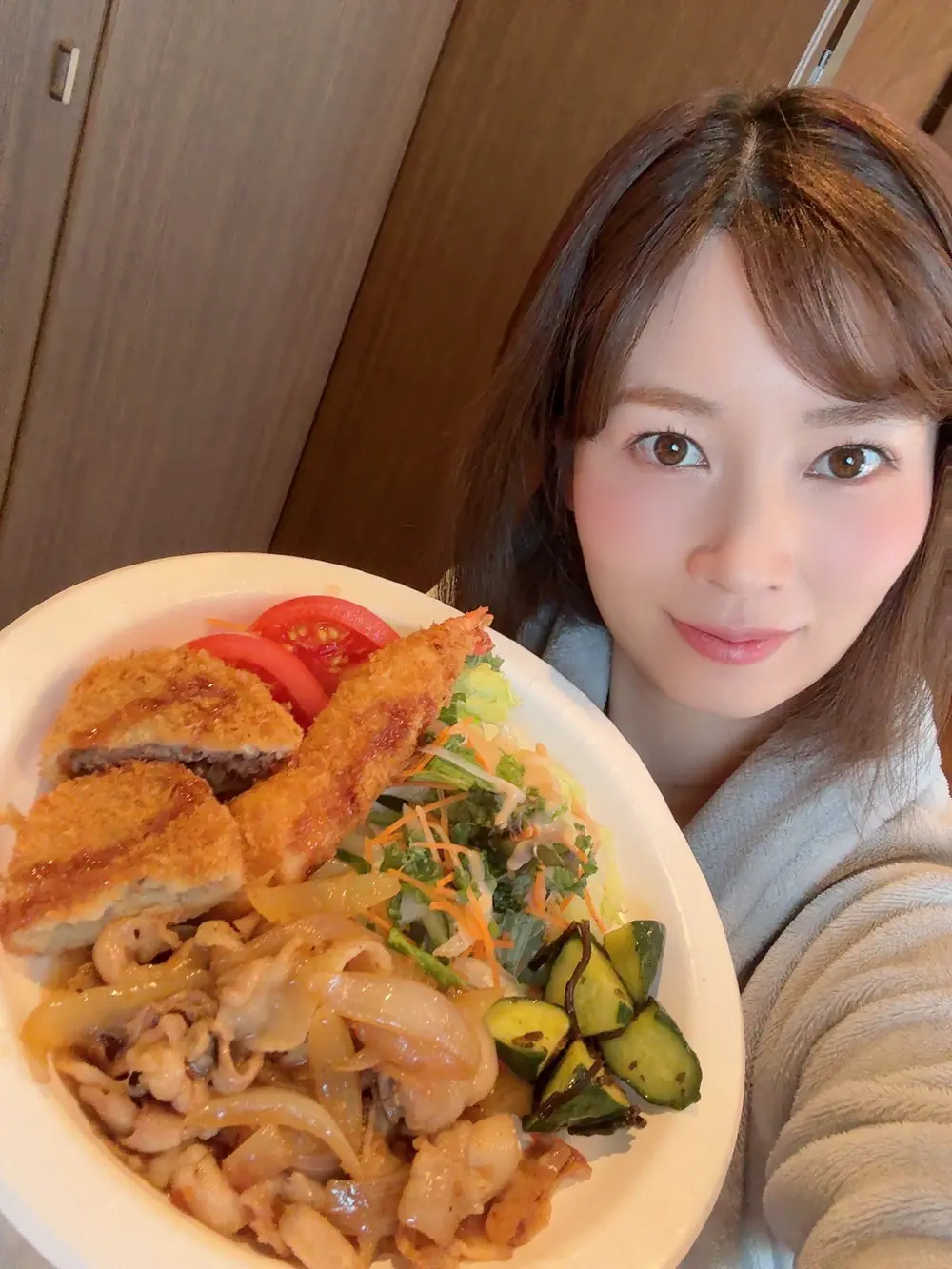 Saki Okuda ถือชามอาหารในภาพไลฟ์สไตล์