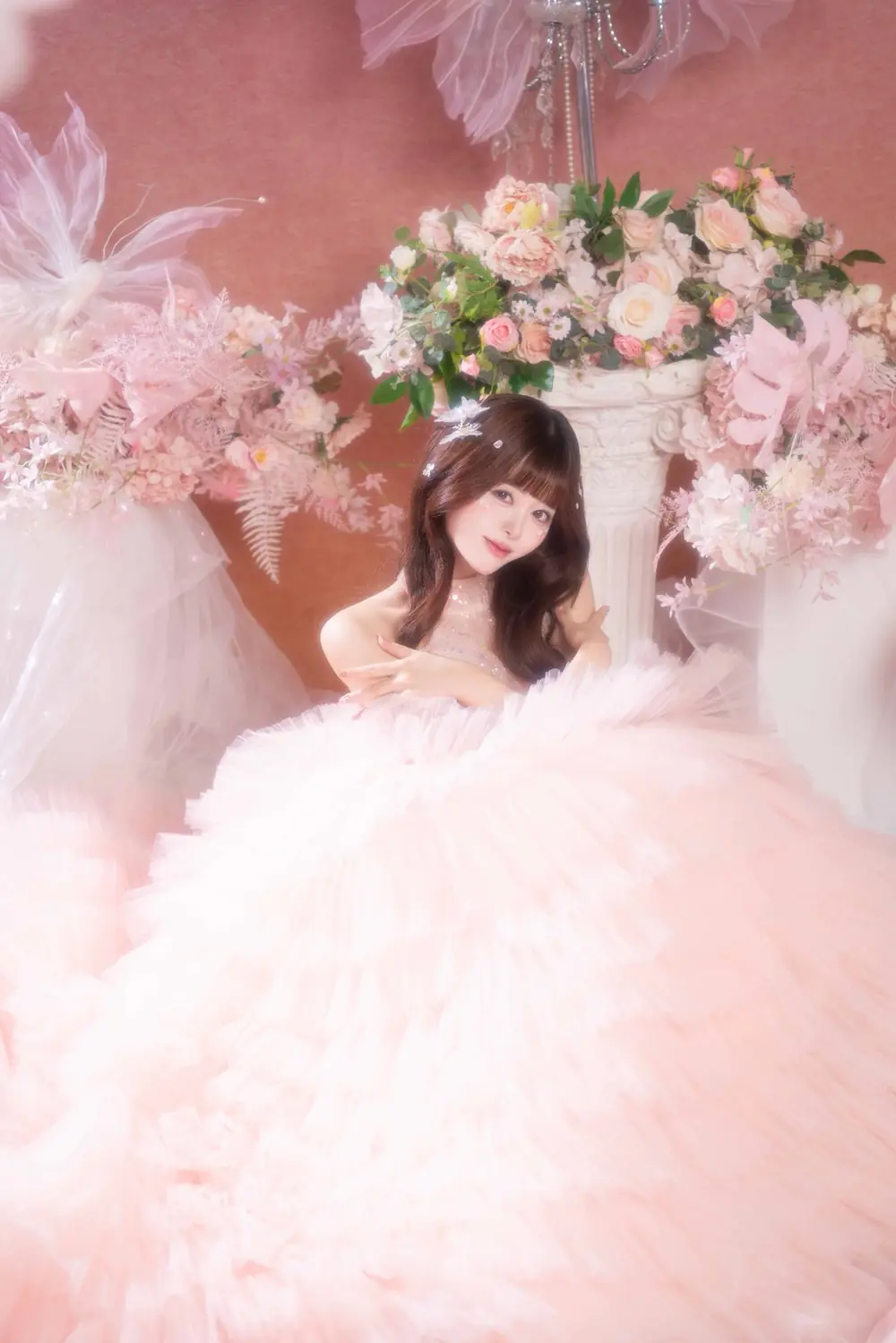 Rino Sakurano สวมชุดเดรสสีชมพูฟูท่ามกลางดอกไม้