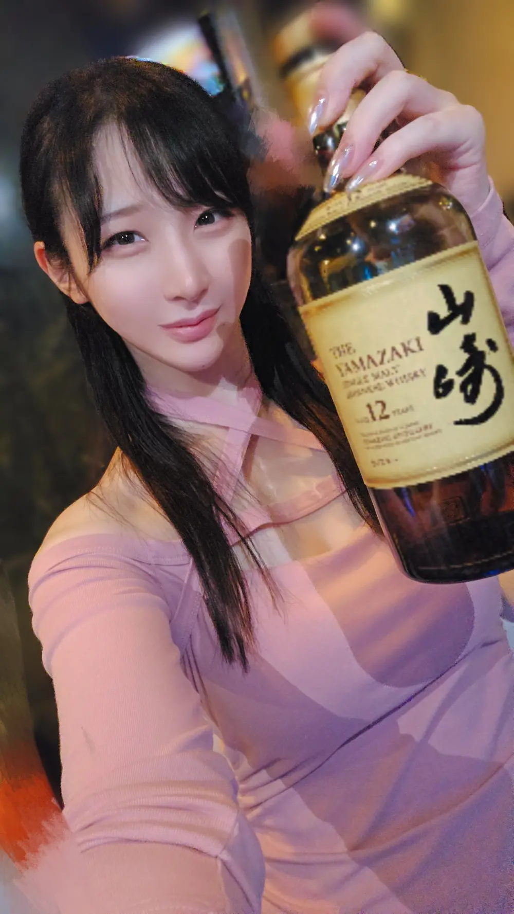 Sora Komatsu ถือขวดวิสกี้ในภาพไลฟ์สไตล์