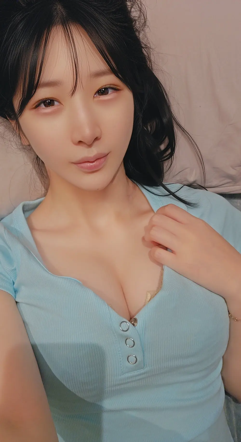 Sora Komatsu ถ่ายภาพเซลฟี่ในเสื้อสีฟ้า