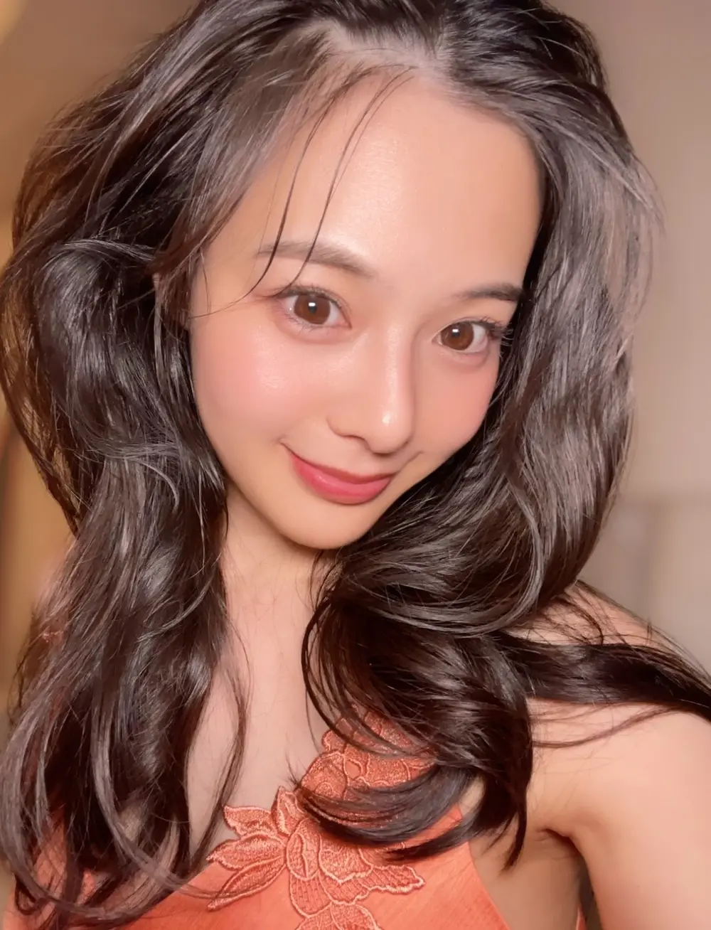 Nene Yoshitaka ปล่อยผมยาวในภาพพอร์ตเทรตระยะใกล้