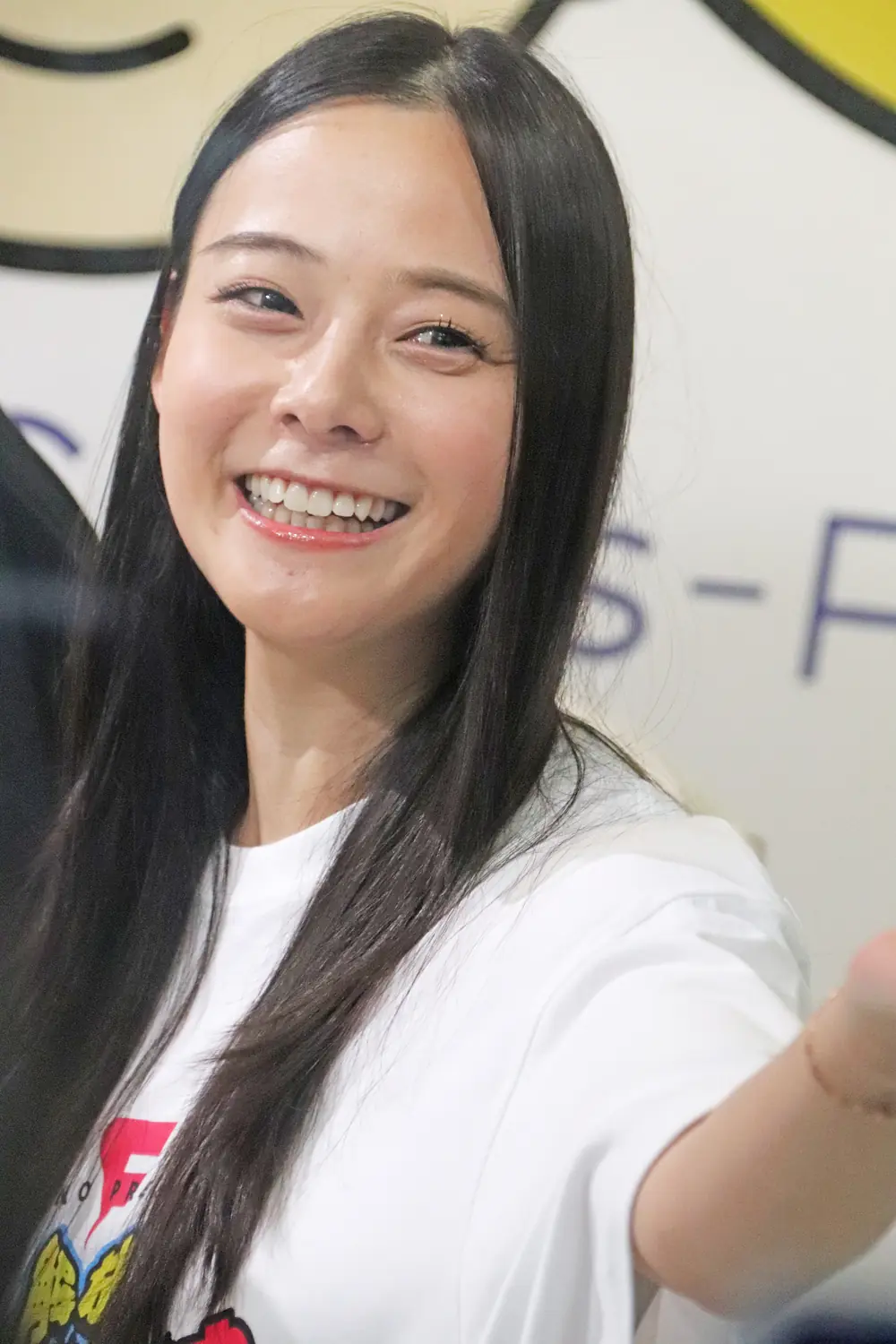 Nene Yoshitaka ยิ้มในเสื้อยืดสีขาว