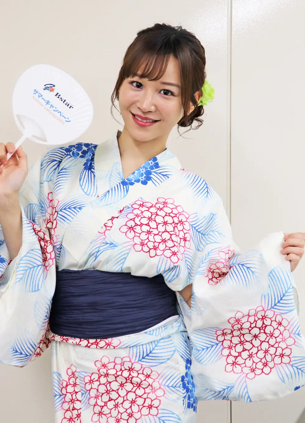 Honoka Ashina สวมยูกาตะลายดอกไม้สีฟ้าและชมพูพร้อมถือพัด