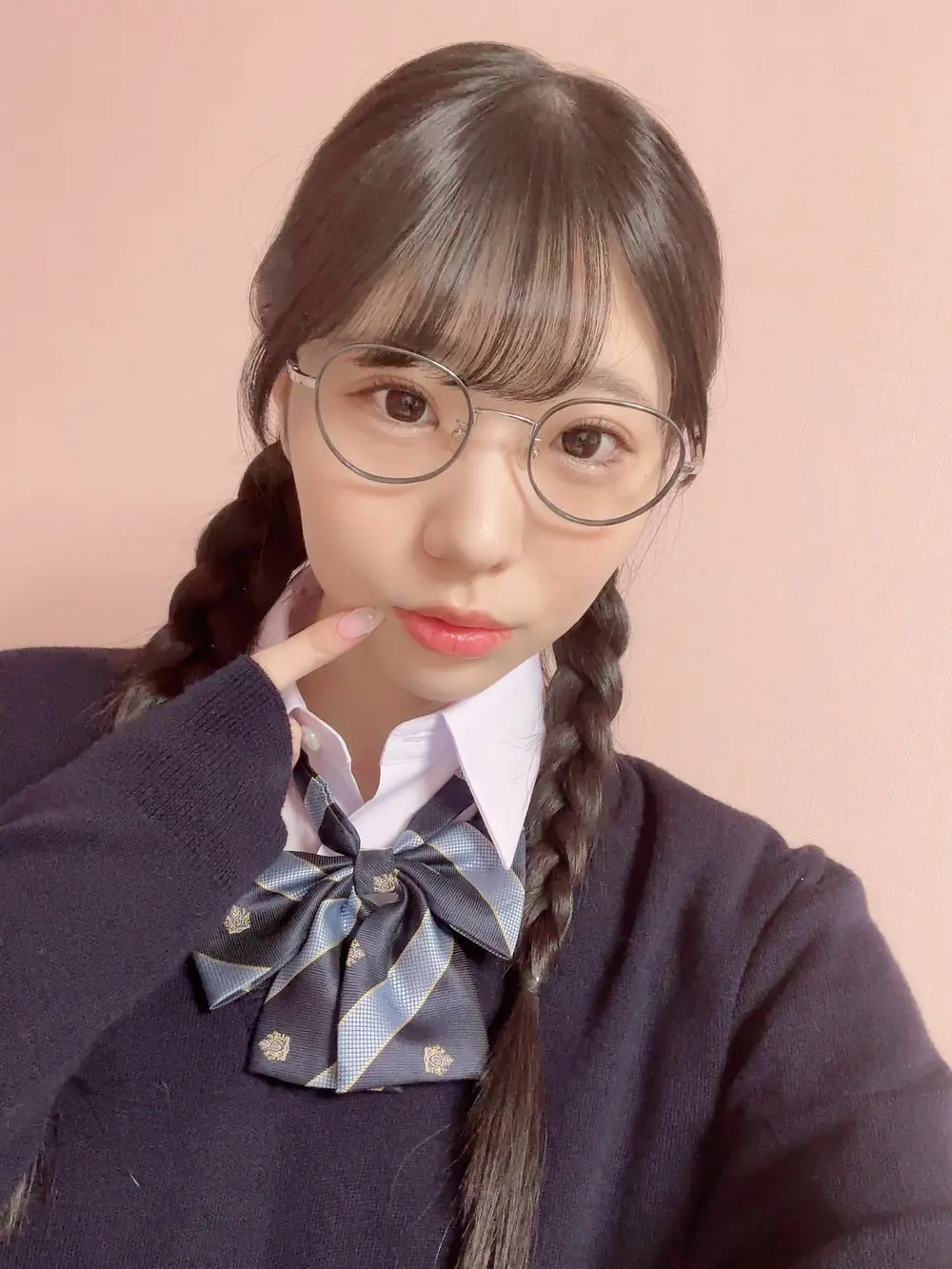 Mitsuki Momota นั่งถ่ายภาพในชุดสีขาวภายในงานอีเวนต์