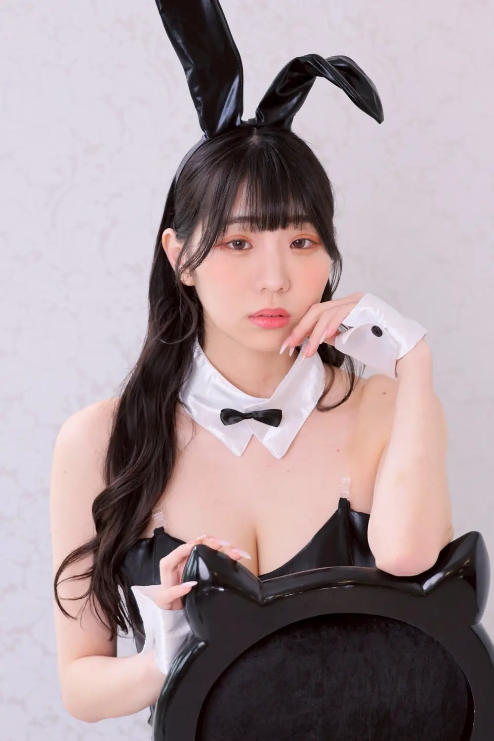 Mitsuki Momota สวมชุดคอสเพลย์สีดำขาวและที่คาดผมหูกระต่าย