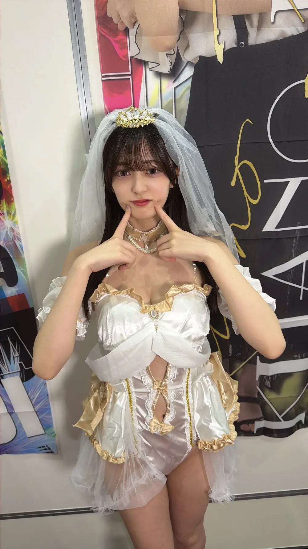 Iori Kitano สวมชุดคอสเพลย์สีขาวทองและผ้าคลุมผมหน้าโปสเตอร์งาน