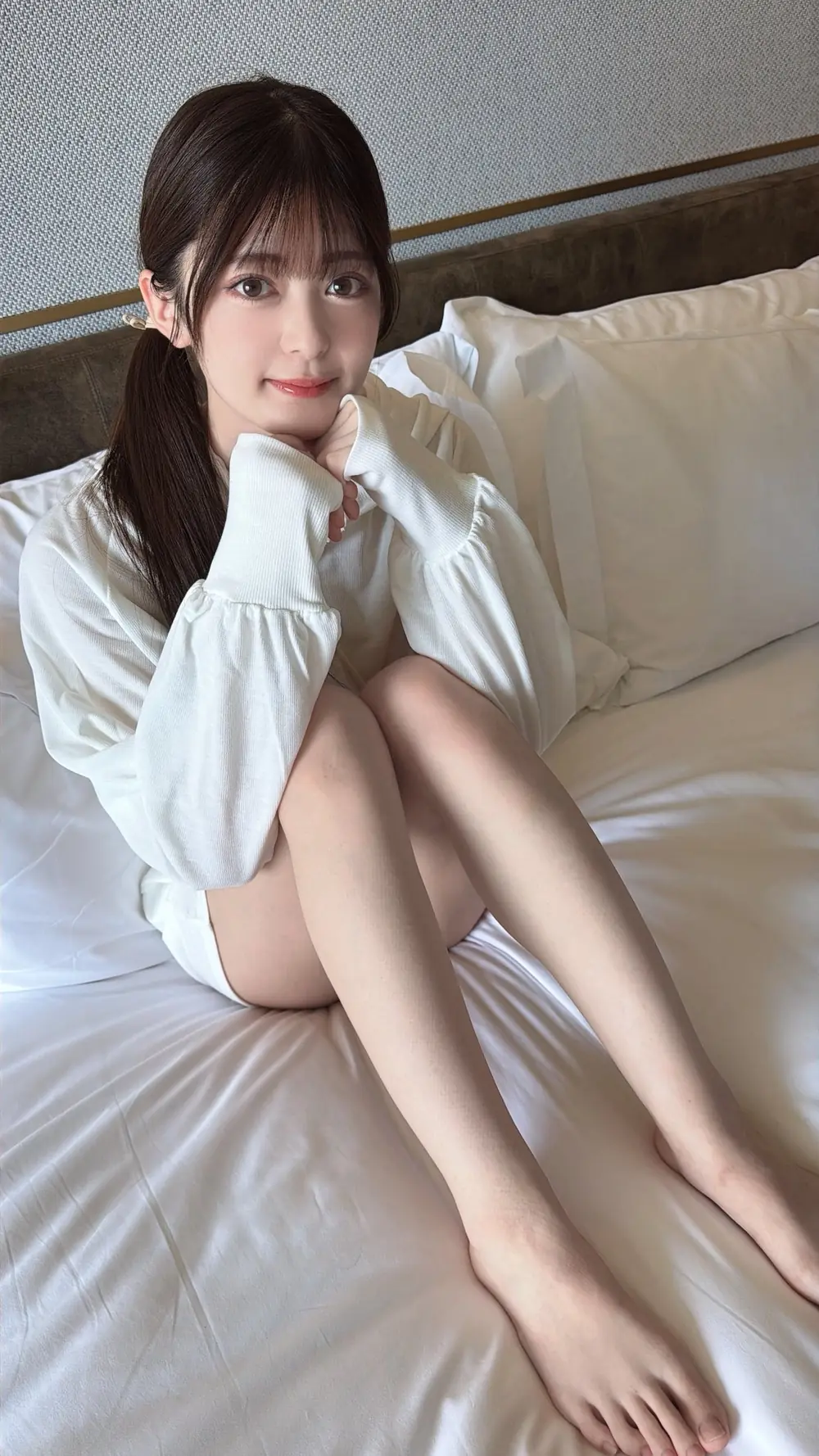 Iori Kitano สวมเสื้อสีขาวในภาพไลฟ์สไตล์บนเตียง