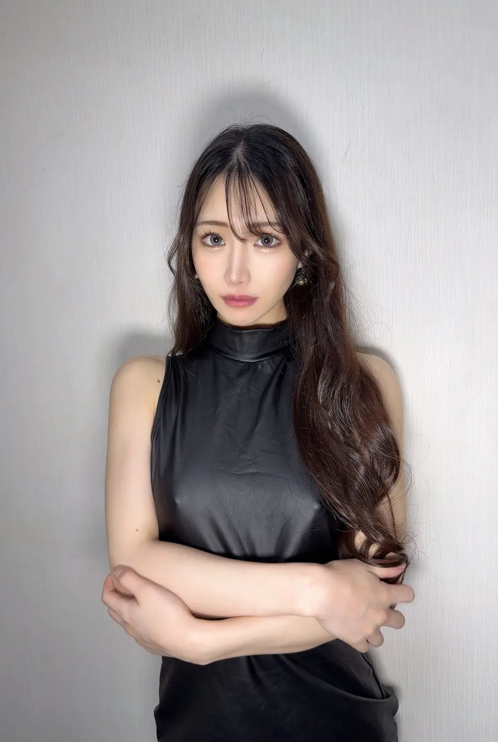 Rinne Mitsuki ในชุดเดรสสีดำ