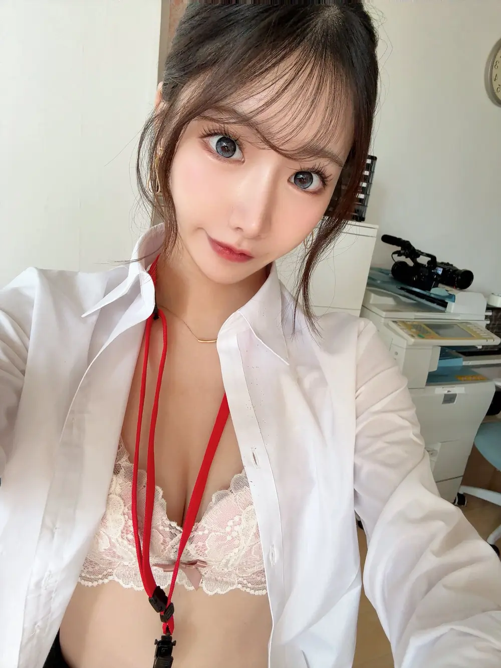 Rinne Mitsuki สวมเสื้อสีขาวถ่ายภาพในห้อง