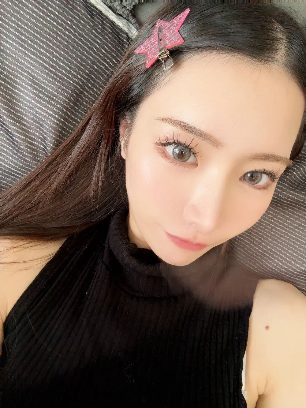 Rinne Mitsuki ถ่ายภาพระยะใกล้ในเสื้อสีดำ