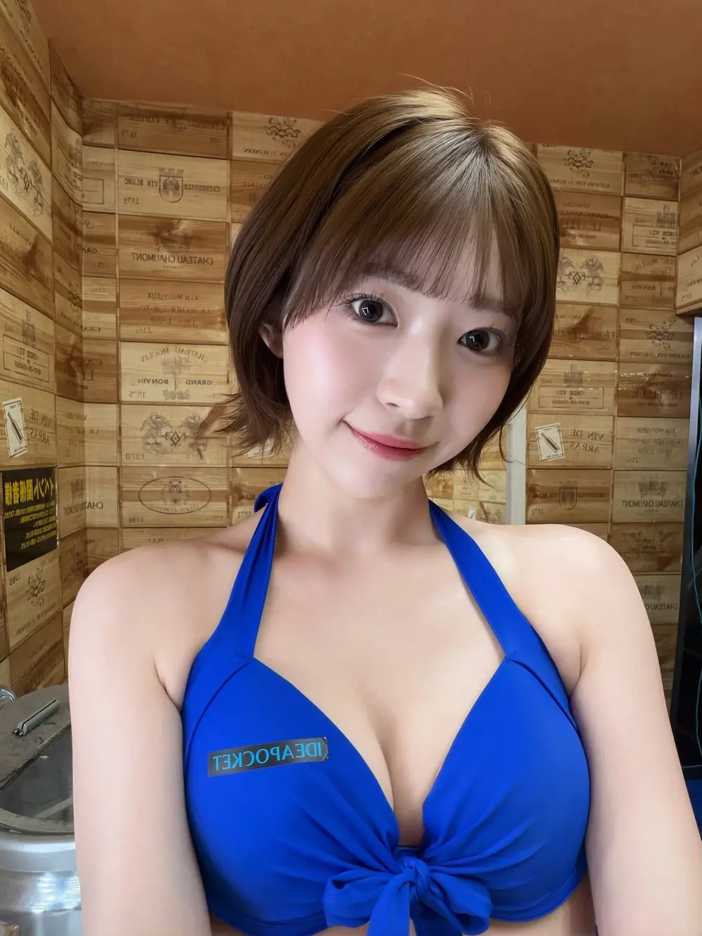 Runa Shiraishi สวมชุดว่ายน้ำสีน้ำเงินหน้าผนังลายหิน