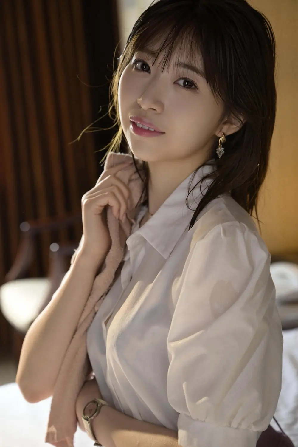 Runa Shiraishi สวมเสื้อสีขาวถ่ายภาพระยะใกล้