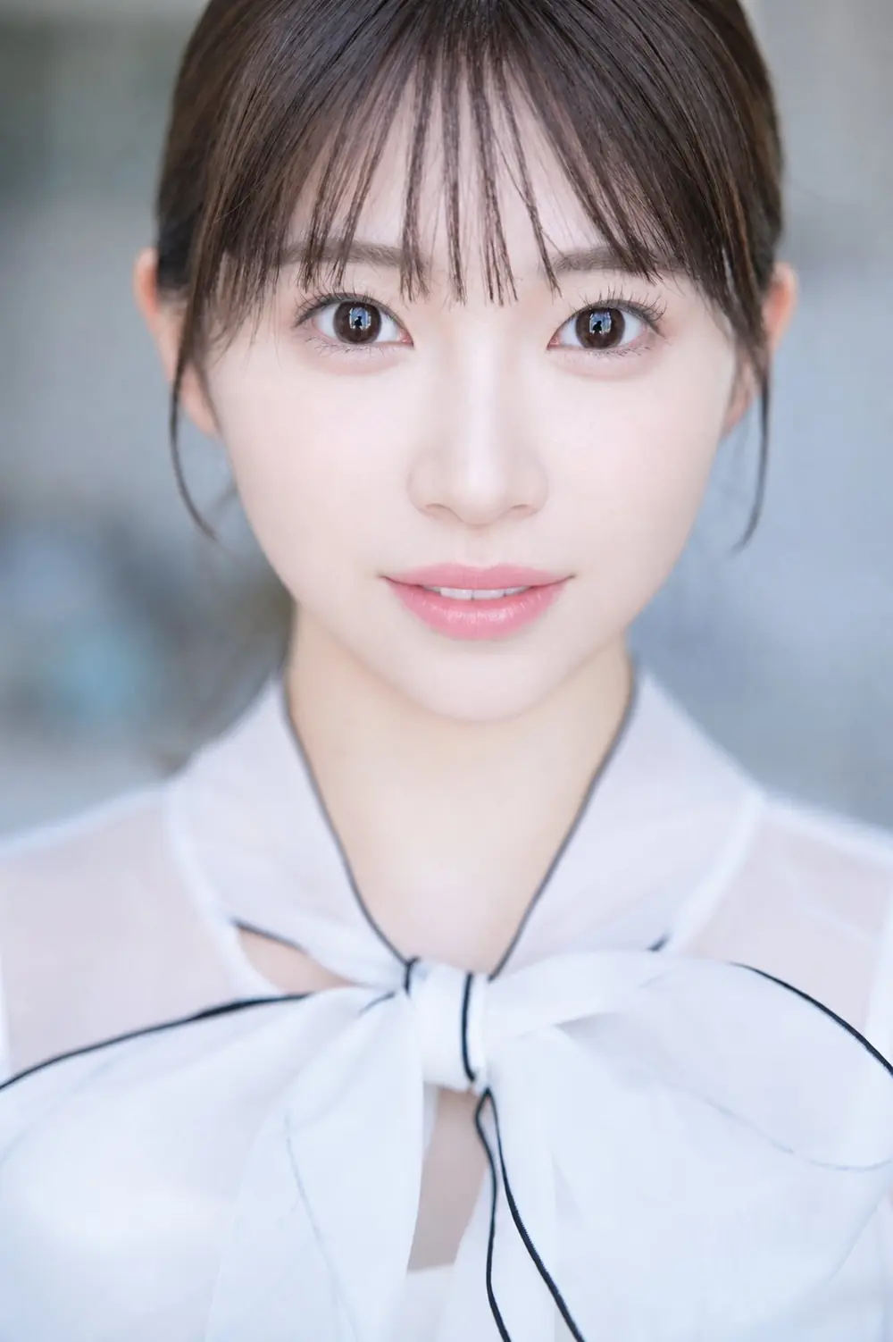 Runa Shiraishi สวมเสื้อสีขาวผูกโบหน้าฉากสีอ่อน