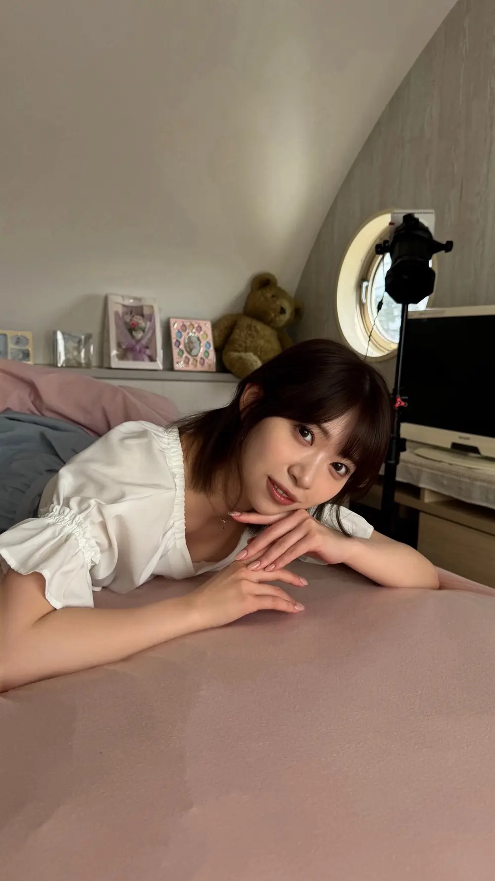 Runa Shiraishi นอนถ่ายภาพในห้องด้วยเสื้อสีขาว