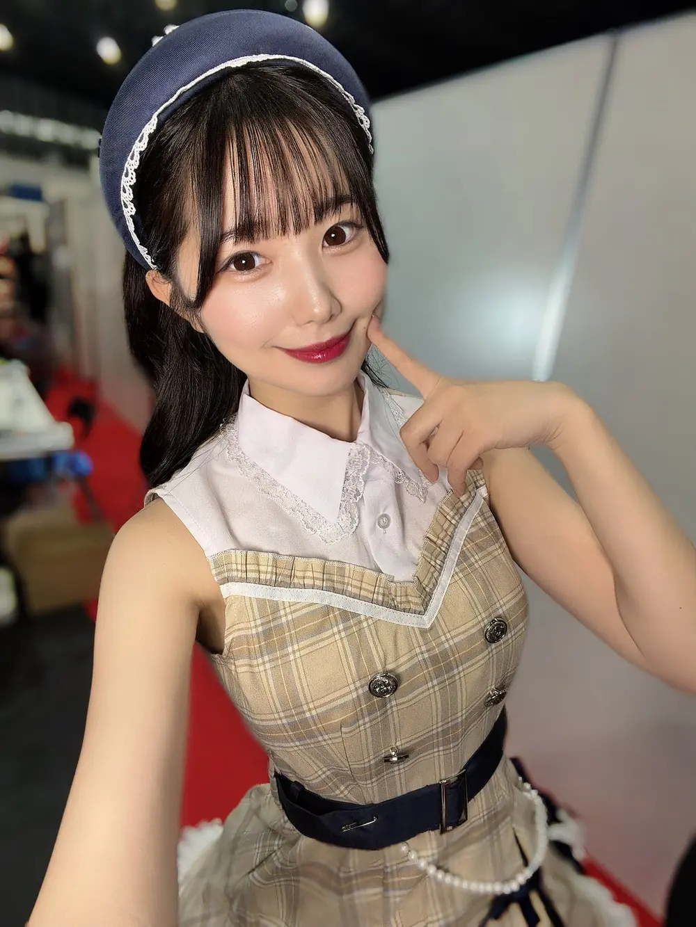 Sana Mashiro สวมชุดลายสก็อตและหมวกสีเข้ม