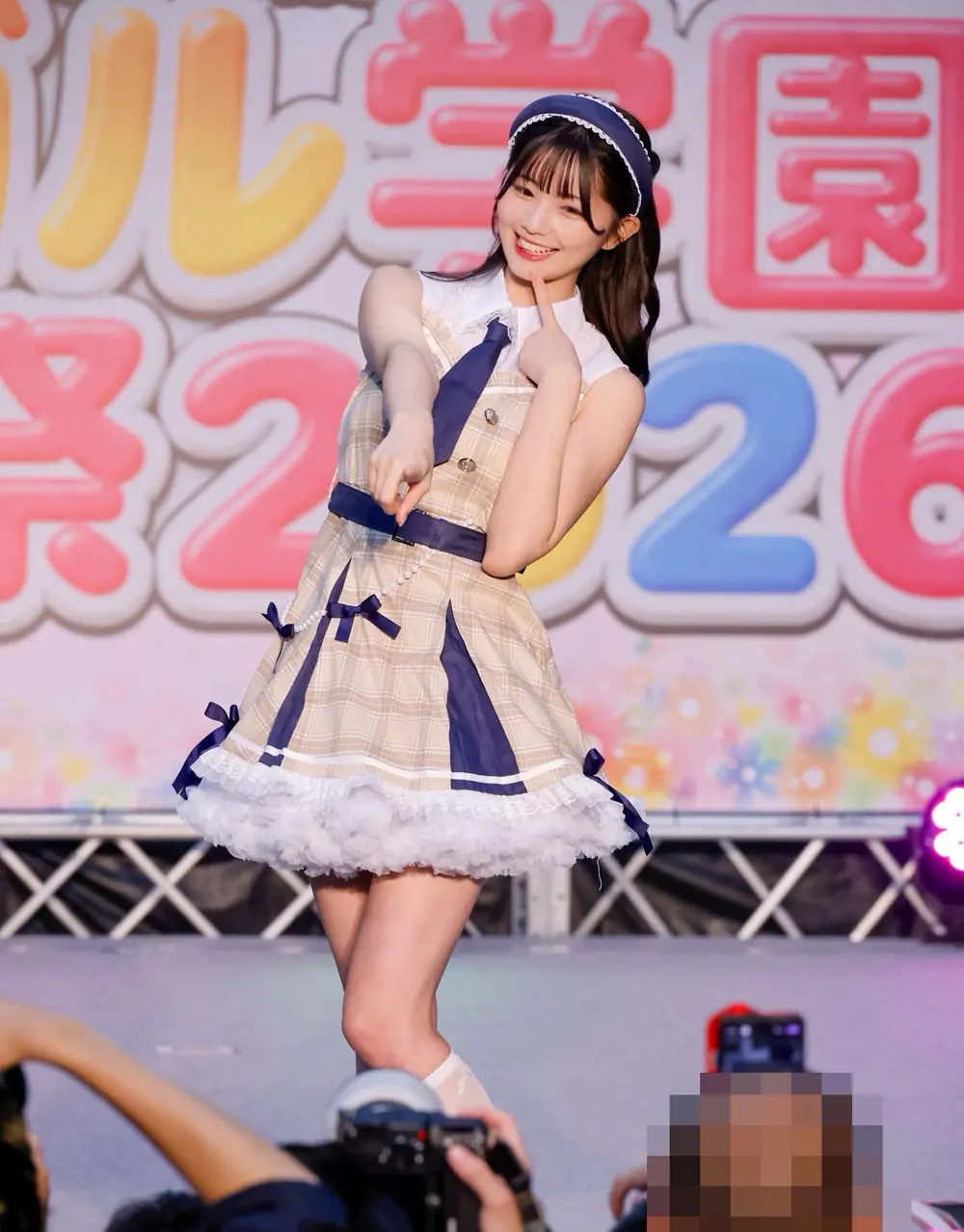 Sana Mashiro สวมชุดสีม่วงอ่อนยืนบนเวทีงานปี 2026