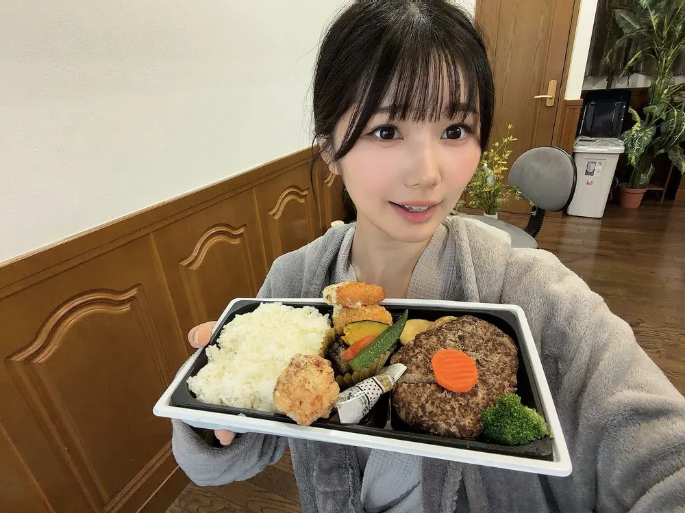 Sana Mashiro ถือกล่องอาหารที่มีข้าวและแฮมเบิร์ก