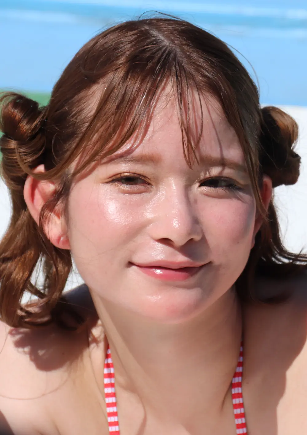 ภาพระยะใกล้ของ Rena Momozono ยิ้มให้กล้องกลางแจ้ง