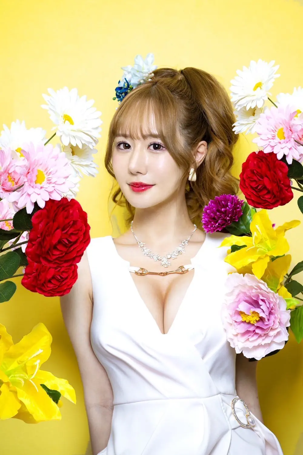 Riko Nagisa สวมเดรสสีขาวท่ามกลางดอกไม้บนฉากสีเหลือง