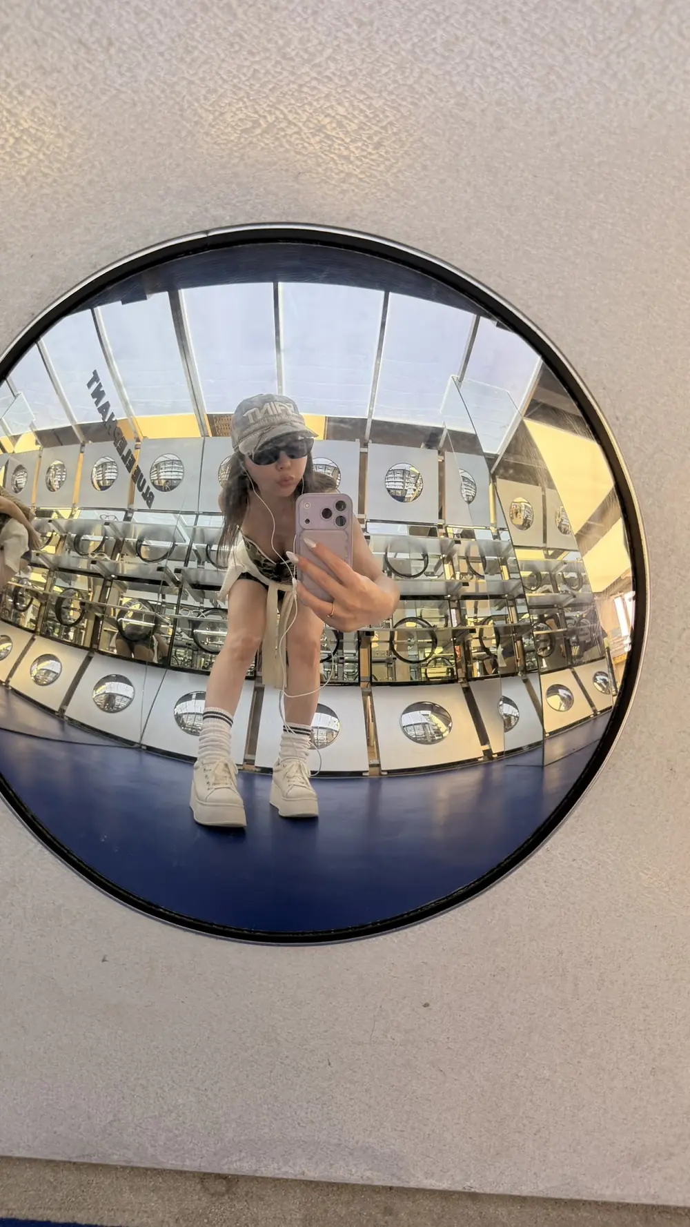 Yuki Yoshizawa ถ่ายภาพสะท้อนในกระจกระหว่างเดินทาง