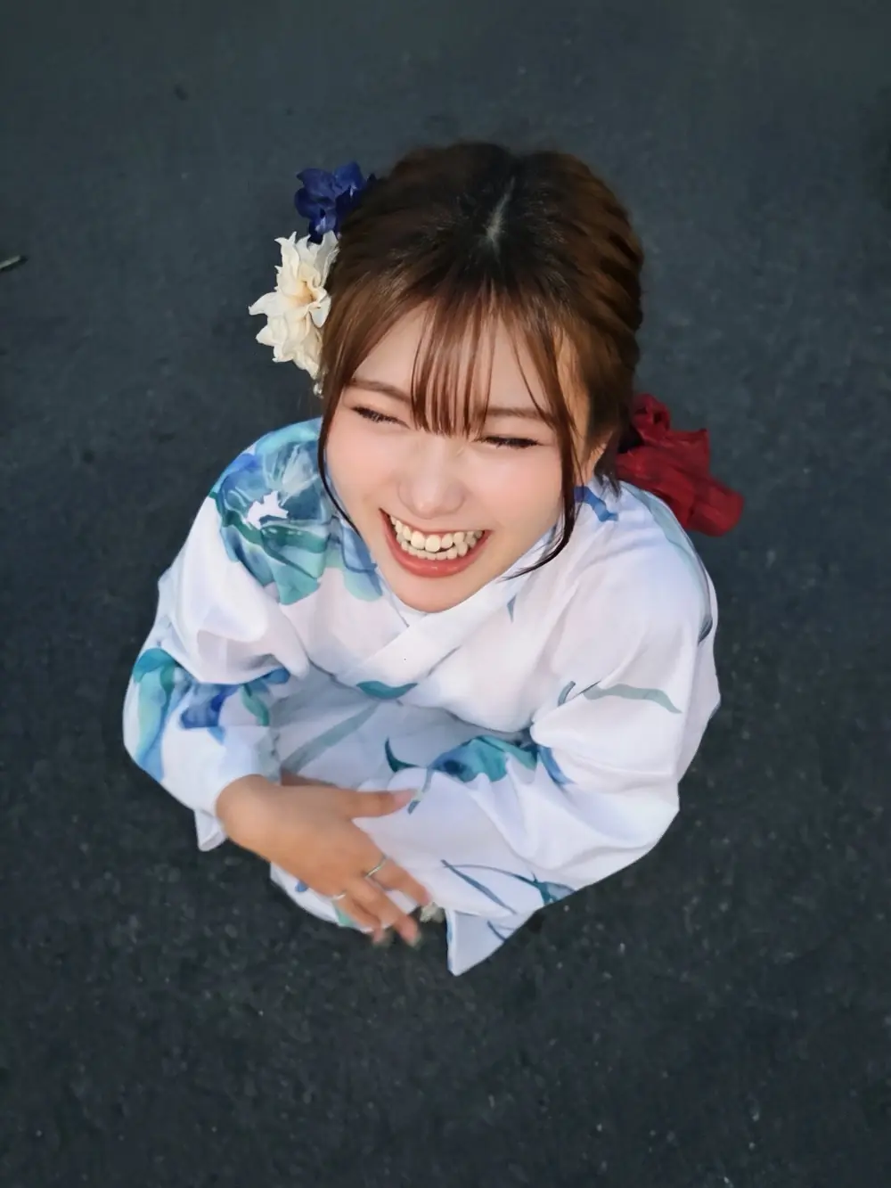 Akari Nonoka สวมชุดยูกาตะและยิ้มให้กล้อง