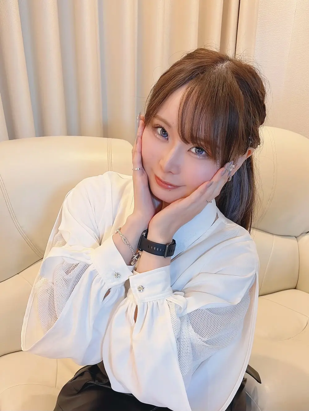 Fumika Nakayama สวมเสื้อเชิ้ตสีขาวนั่งถ่ายภาพในห้องรับแขก