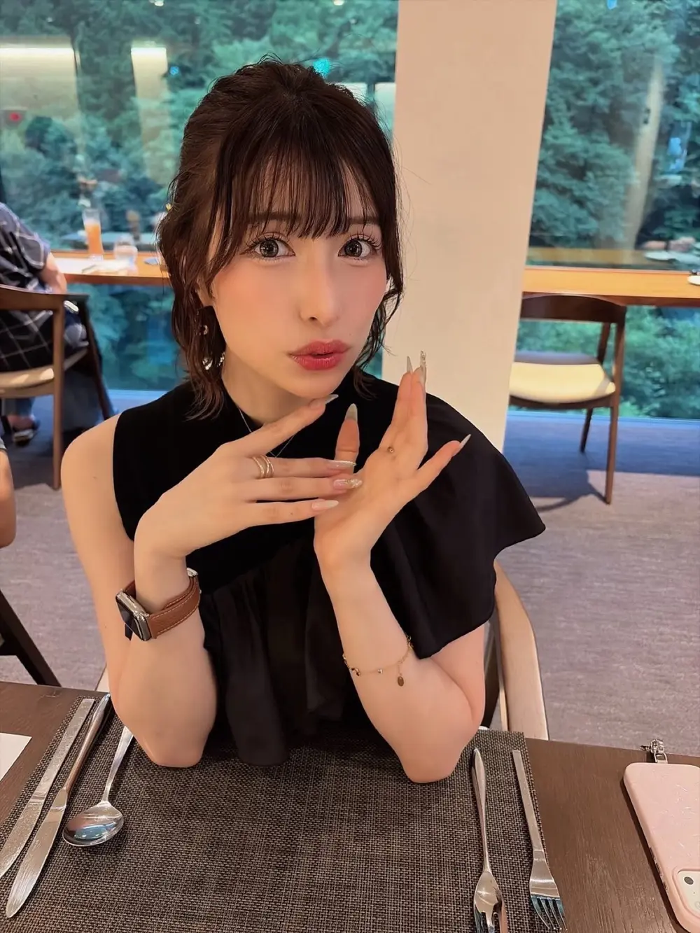 Hazuki Ichinose ถ่ายภาพที่โต๊ะอาหารในร้านอาหาร