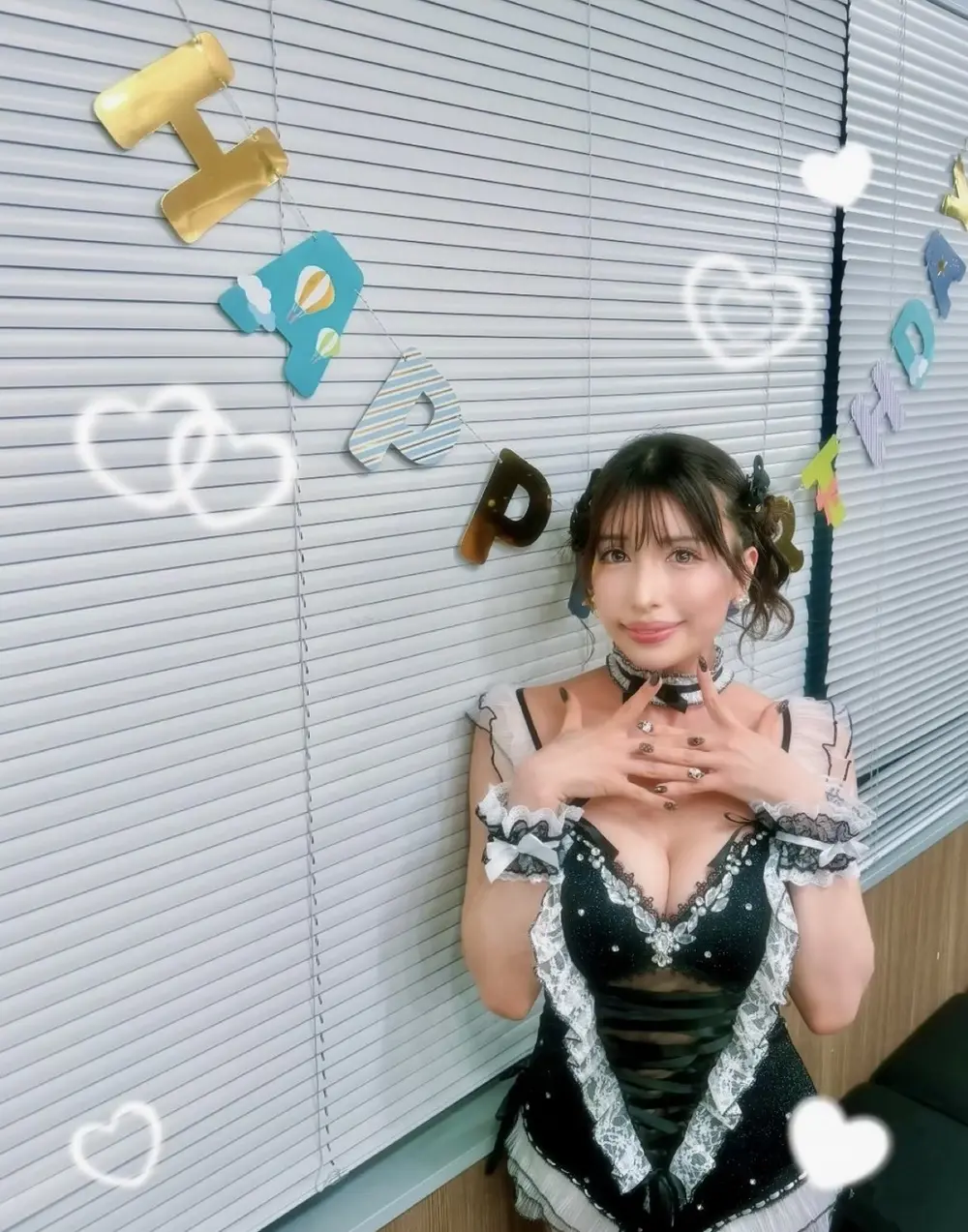 Hazuki Ichinose ถ่ายภาพในชุดเดรสสีดำภายในงานวันเกิด
