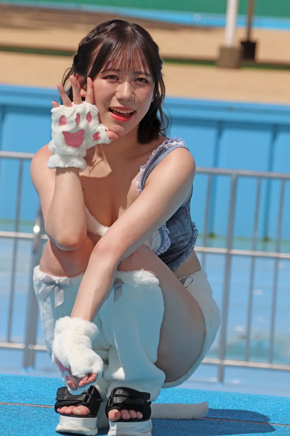Mai Onodera สวมชุดคอสเพลย์สีขาวเทาและยกมือที่สวมถุงมือลายอุ้งเท้า
