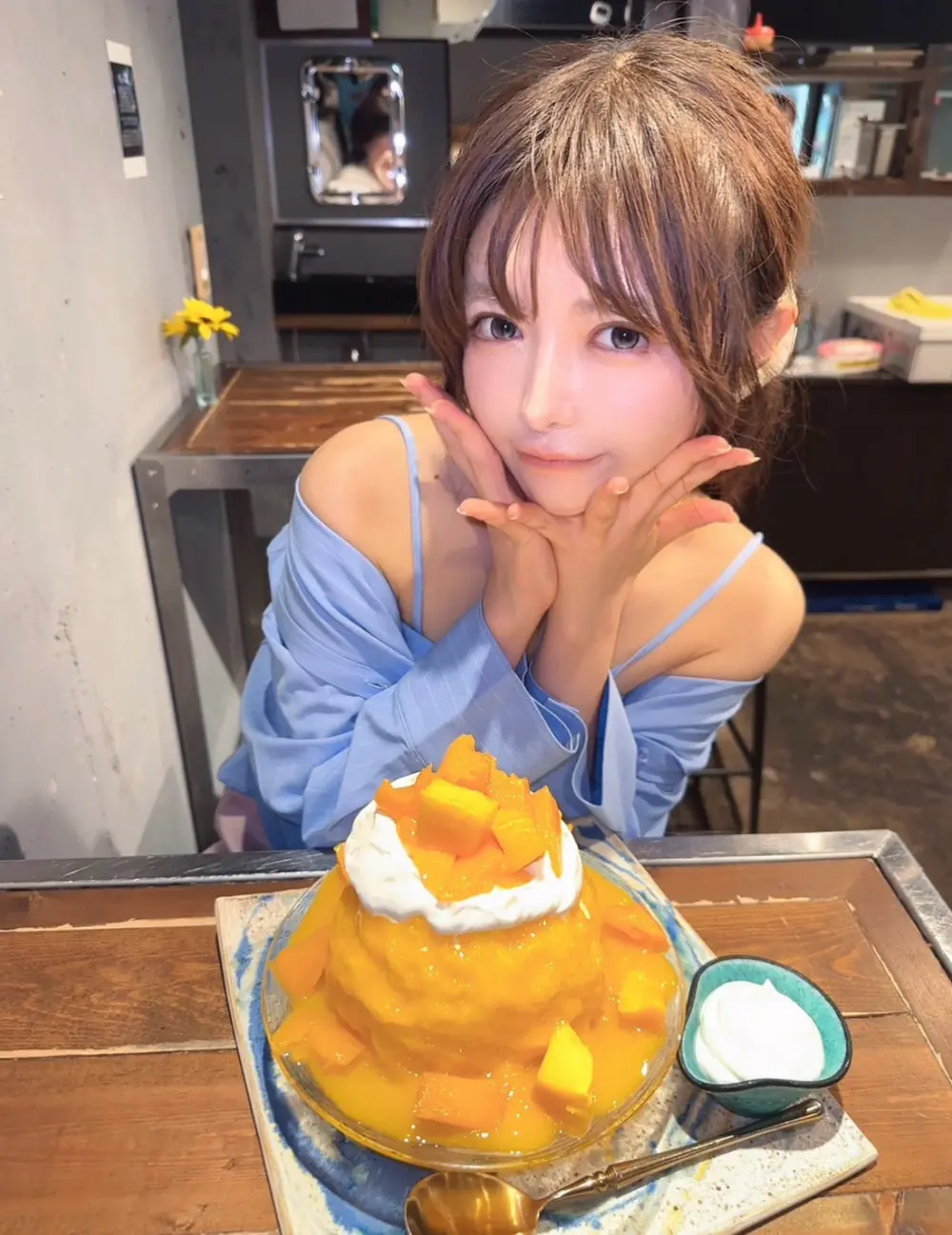 Mami Zenba นั่งรับประทานของหวานในร้านอาหาร