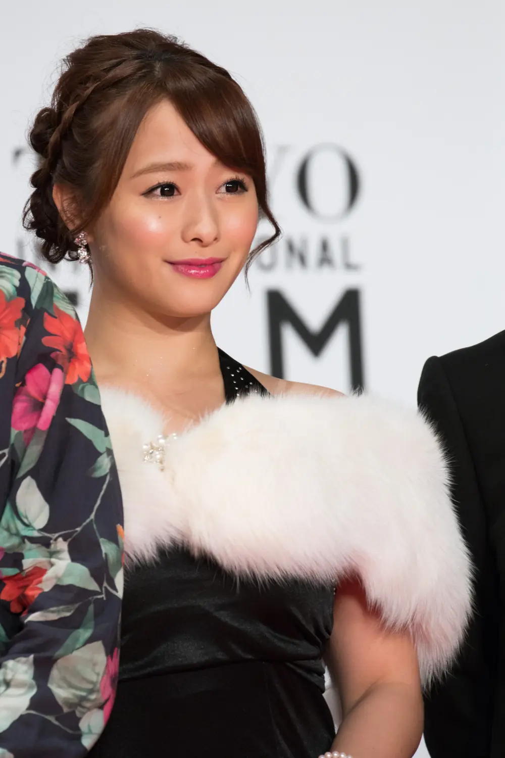 Marina Shiraishi สวมชุดราตรีสีดำและผ้าคลุมไหล่สีขาวในงานภาพยนตร์