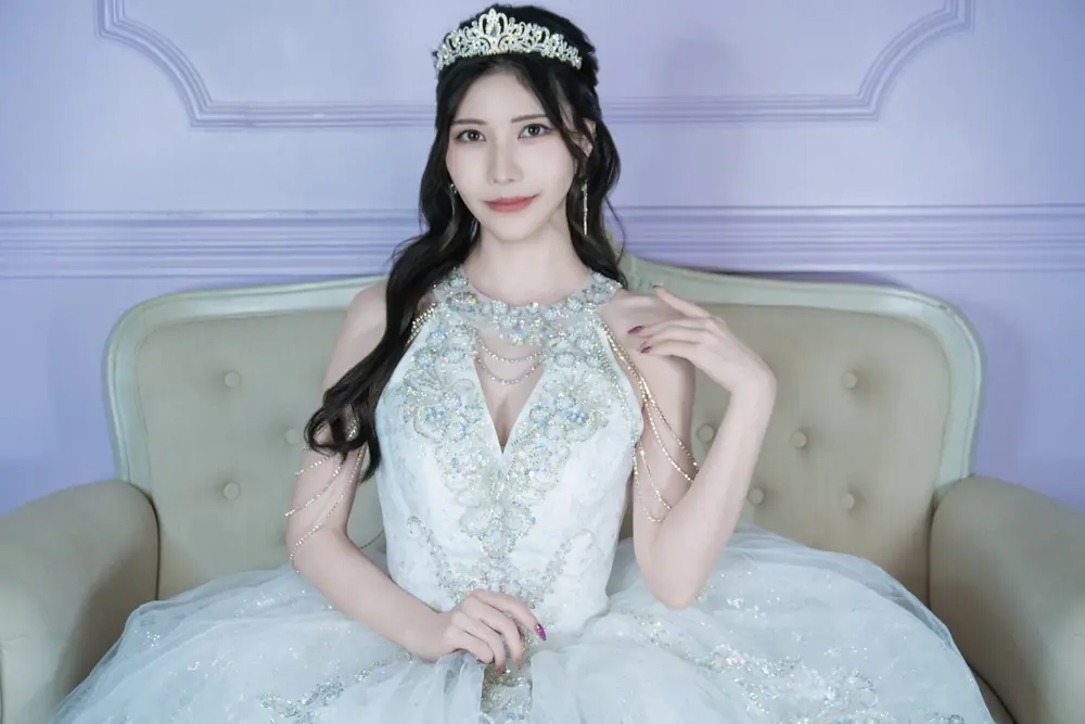 Mizuki Aiga ในชุดเดรสสีขาวจากภาพถ่ายที่โตเกียว