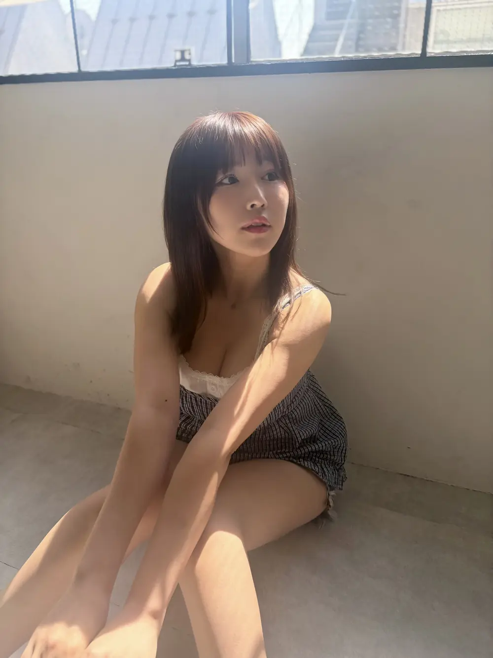 Nanami Matsumoto นั่งถ่ายภาพในชุดสีดำ