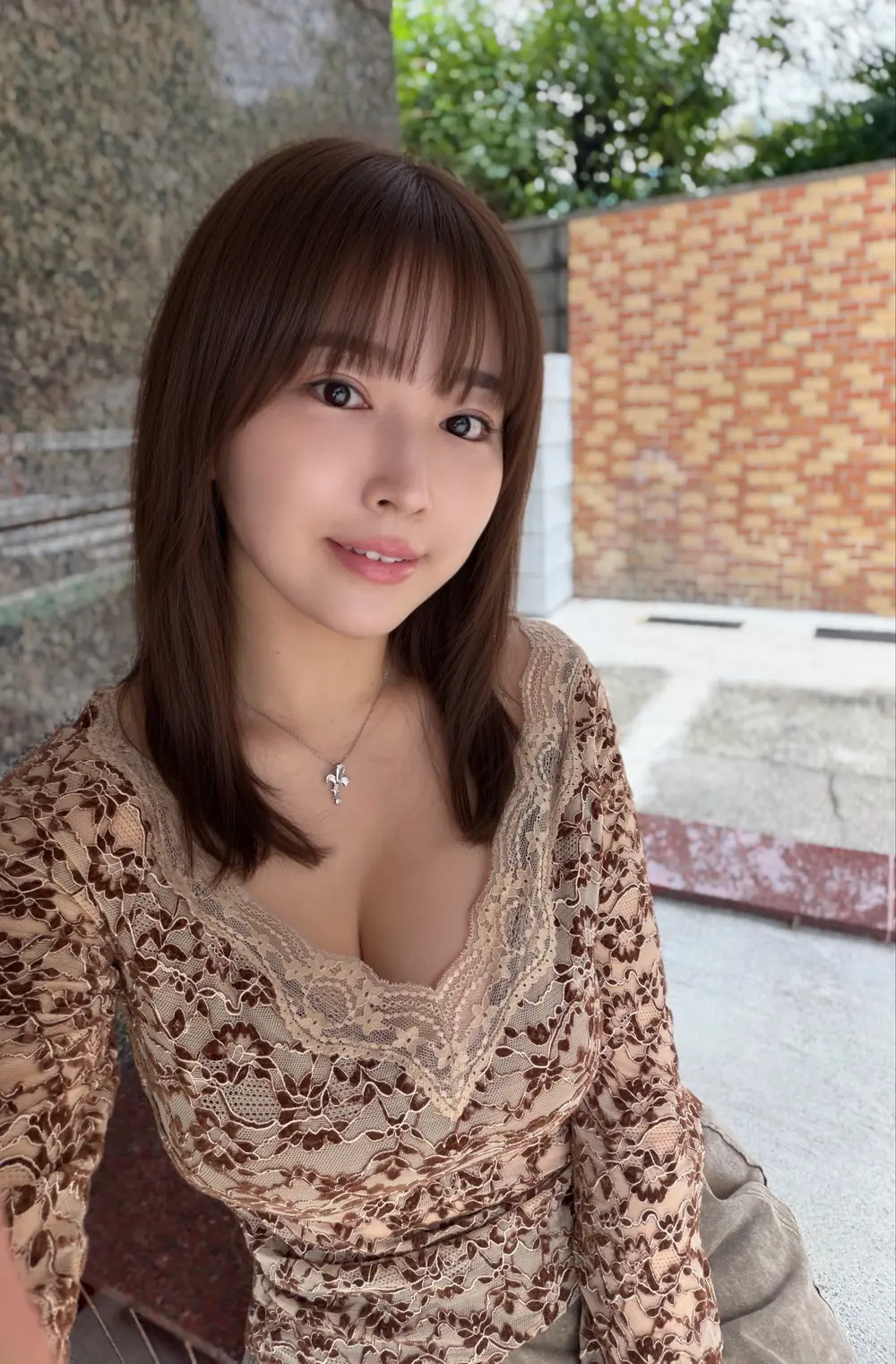 Nanami Matsumoto สวมเสื้อลายดอกไม้สีน้ำตาลอ่อนกลางแจ้ง