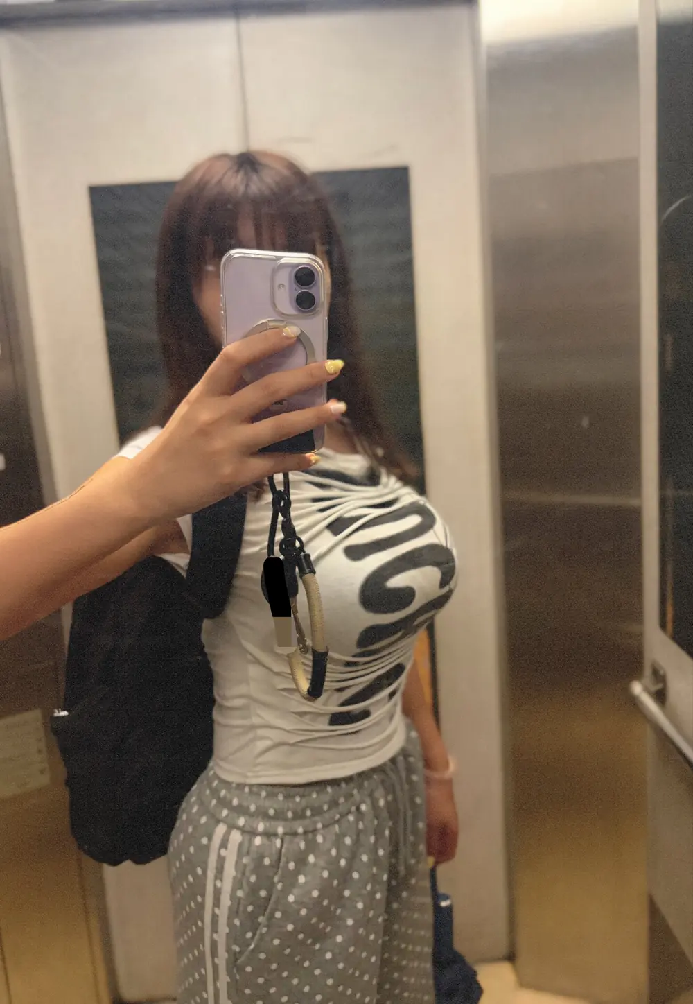 Nanami Matsumoto ถ่ายภาพสะท้อนในกระจกในชุดลำลอง