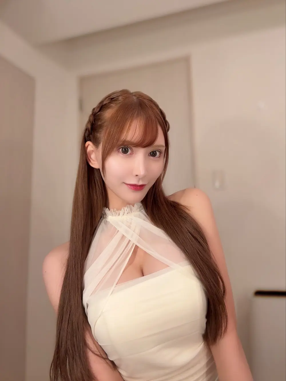 Ranran Fujii สวมเดรสคล้องคอสีครีมและปล่อยผมยาว