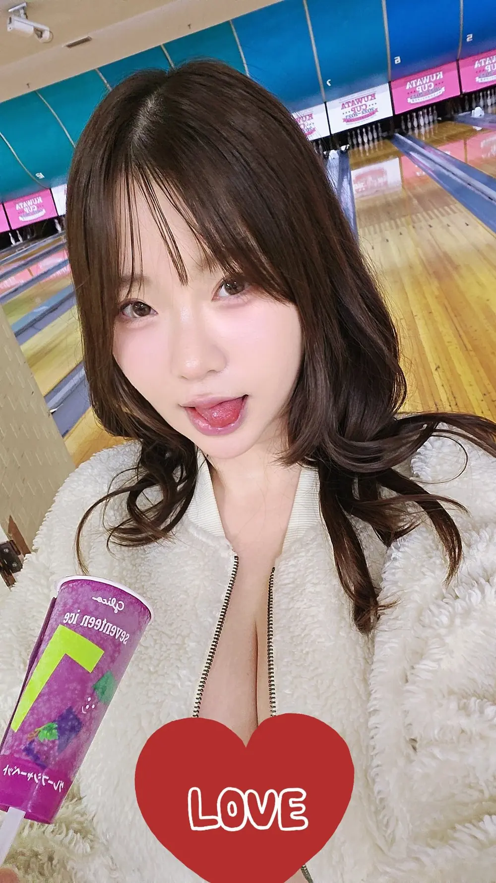 Rea Marumo ถ่ายภาพในสนามโบว์ลิ่งพร้อมถือเครื่องดื่ม