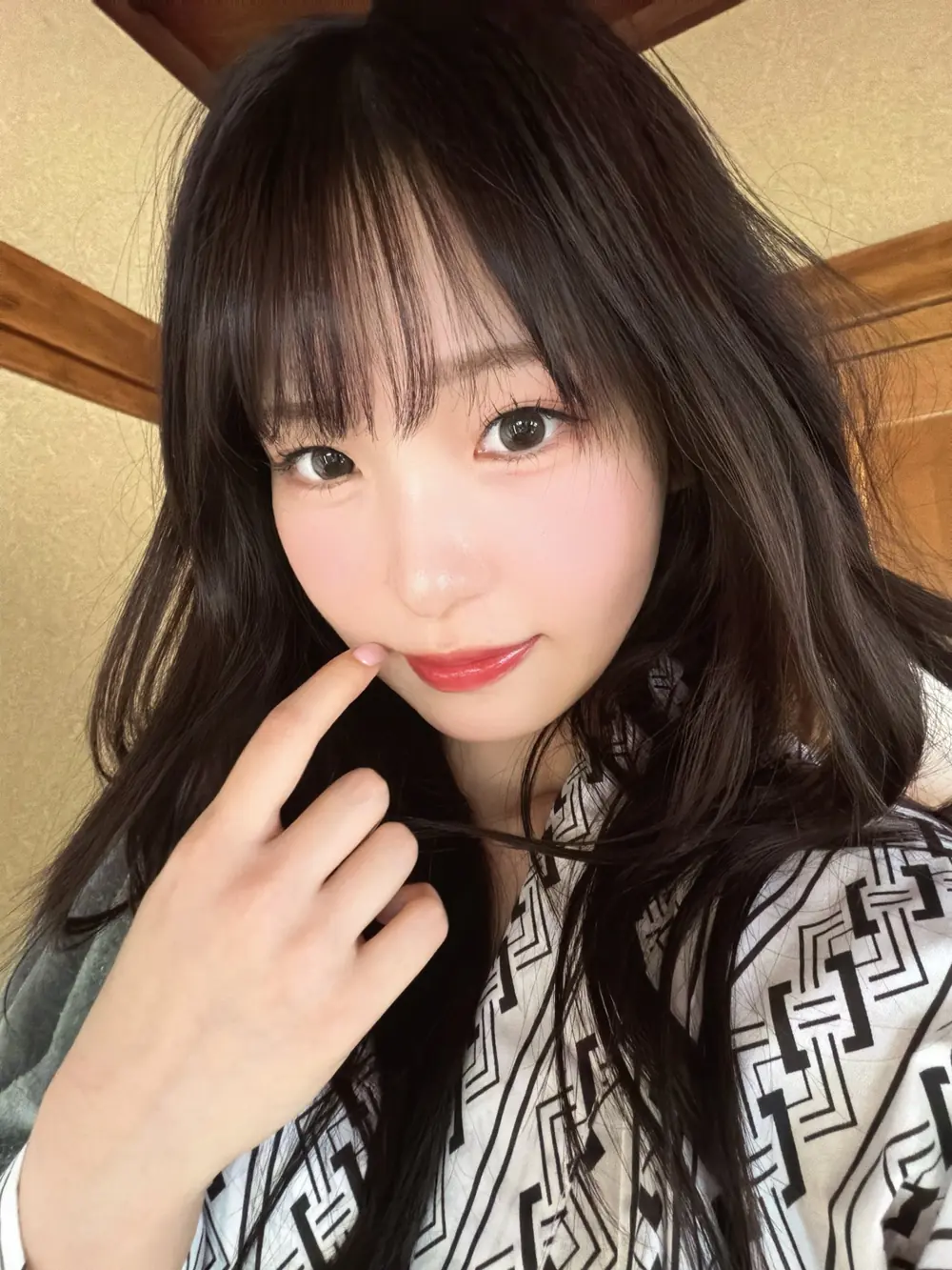 Sora Arakawa ถ่ายภาพเซลฟี่ในห้อง