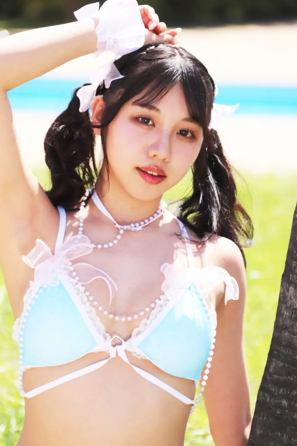 Yayoi Hamabe สวมชุดว่ายน้ำสีฟ้าอ่อนและสร้อยไข่มุก