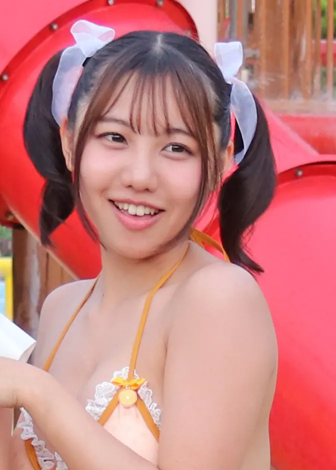 Yayoi Hamabe ยิ้มในชุดว่ายน้ำสีส้มบริเวณสวนน้ำ
